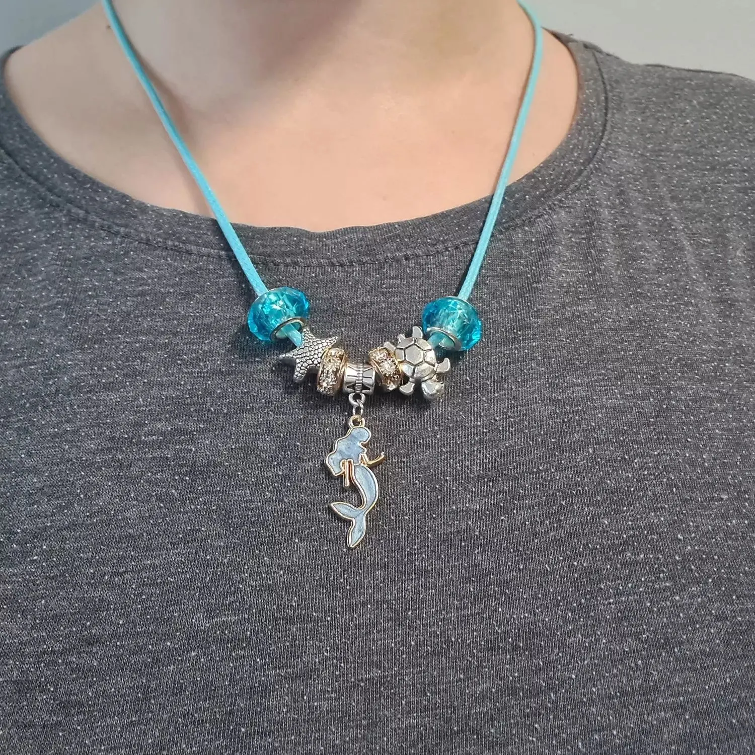 Smyckeskit för barn 107 delar – armband, halsband och hängsmycken