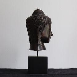 Mässings figur Buddha på stativ, svart