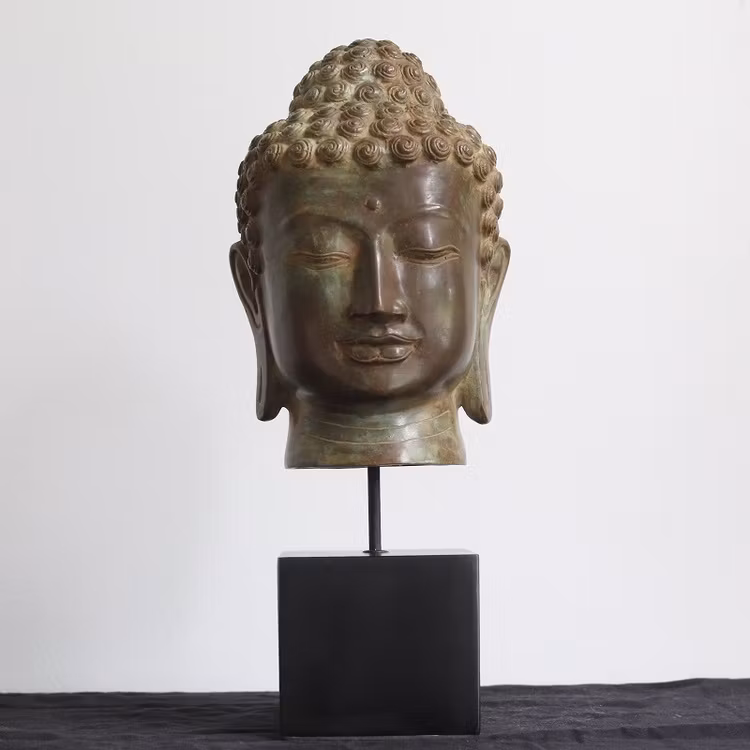 Mässings figur Buddha på stativ, antik grön