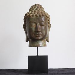 Mässings figur Buddha på stativ, antik grön