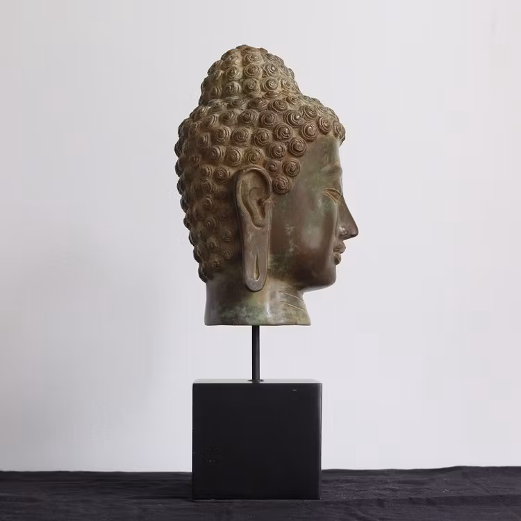 Mässings figur Buddha på stativ, antik grön