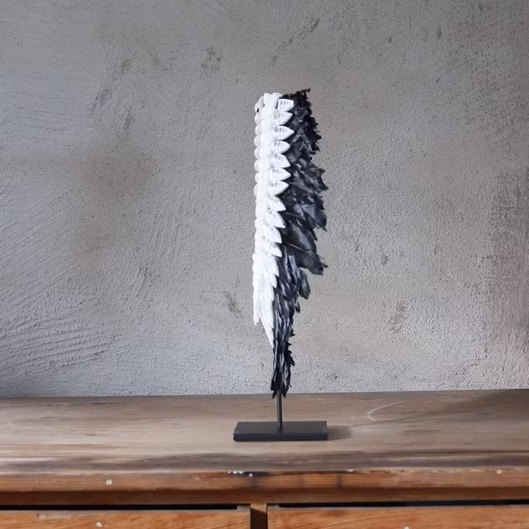 Dekoration Piper av fjädrar och snäckor, svart