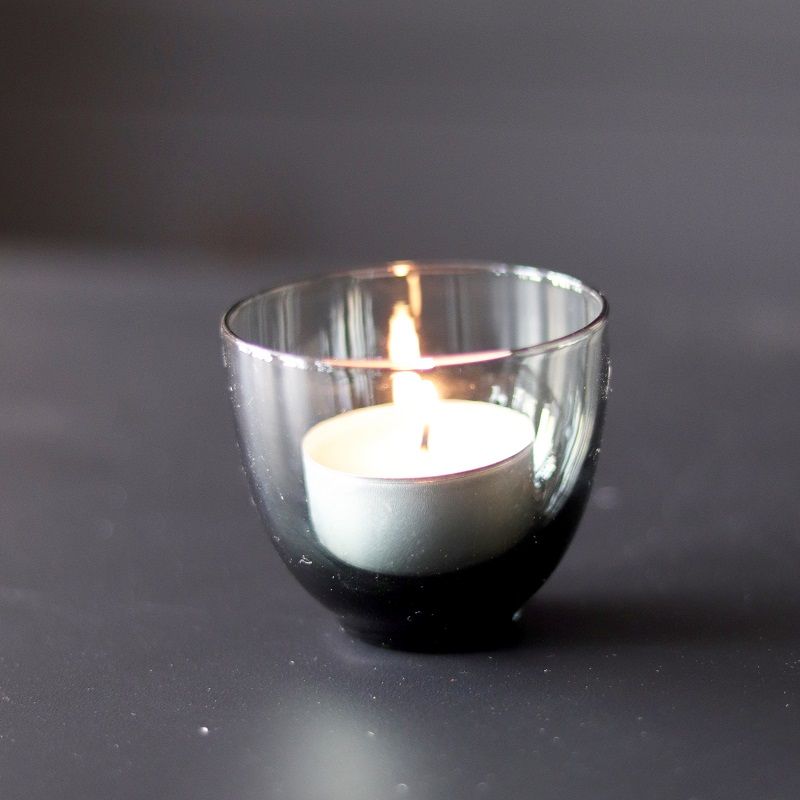 Ljuslykta Aran i gråtonat glas