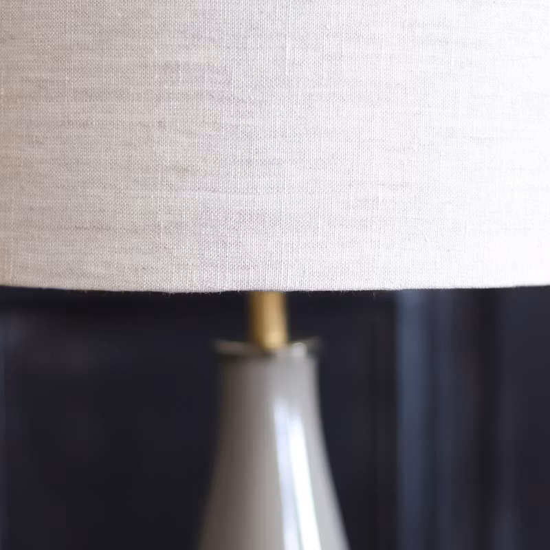 Bordslampa Matteus med skärm i linne