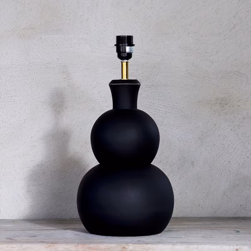 Lampfot Toomey i trä och detaljer i mässing
