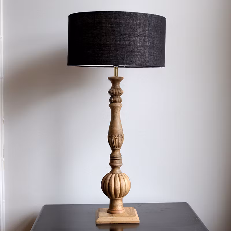 Lampfot Bonnie i svarvat trä, träfärgad