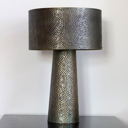 Bordslampa Faye i hamrad metall, 67 cm, antik mässing