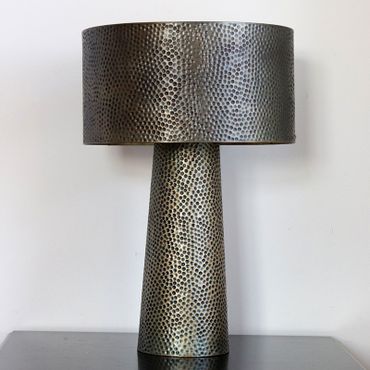 Bordslampa Faye i hamrad metall, 67 cm, antik mässing