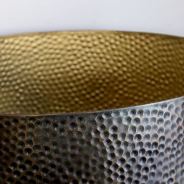 Bordslampa Faye i hamrad metall, 67 cm, antik mässing