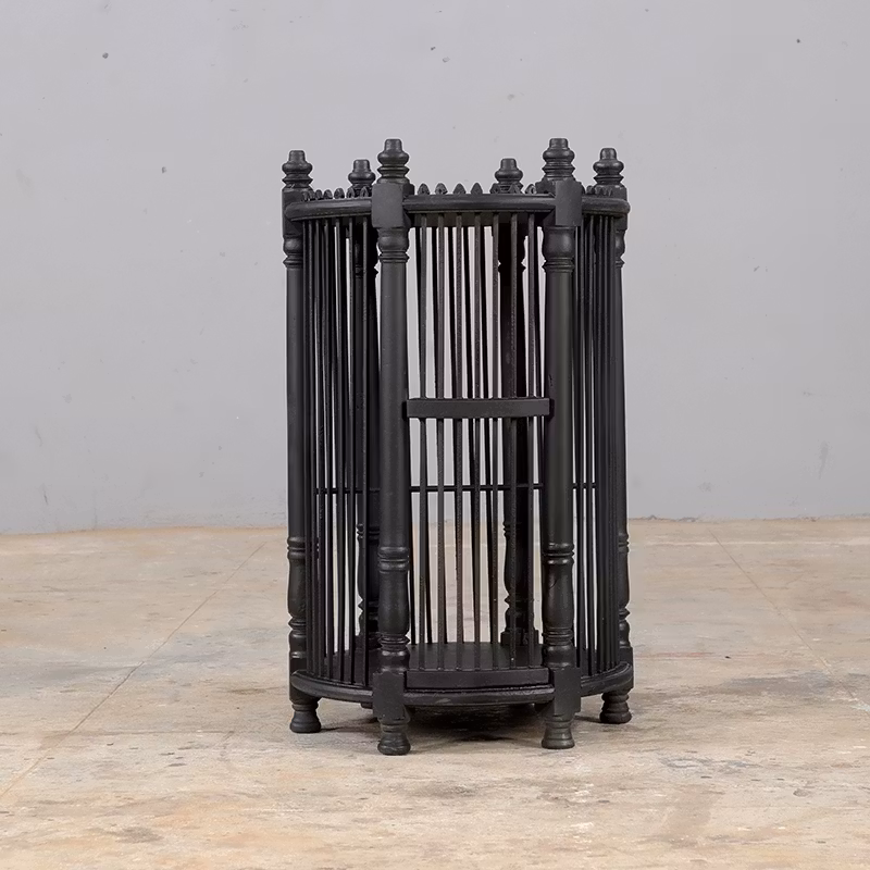 Litet bord, Cage