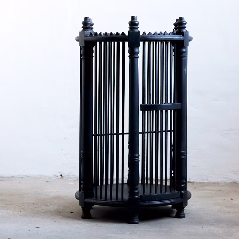 Litet bord, Cage