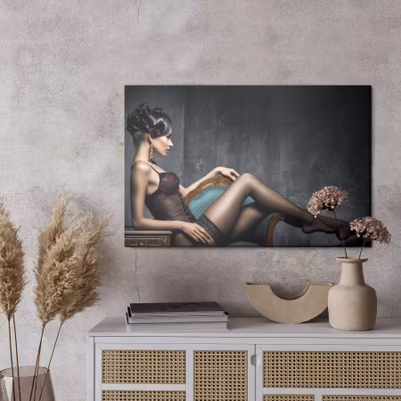 Canvastavla - Woman on the couch in vintage lingerie