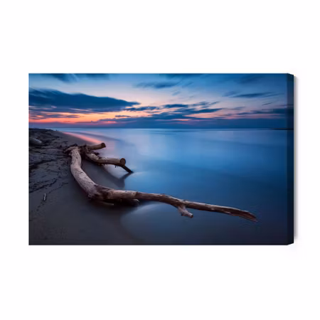 Canvastavla - Woman on a vintage couch