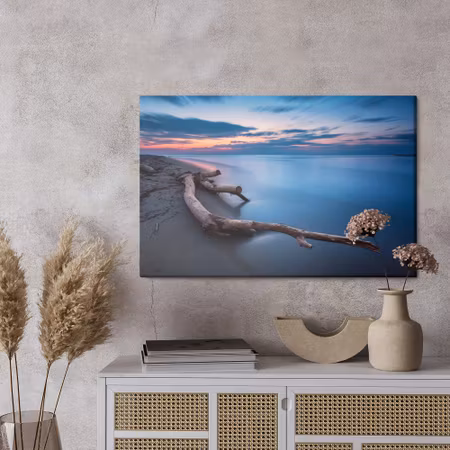 Canvastavla - Woman on a vintage couch