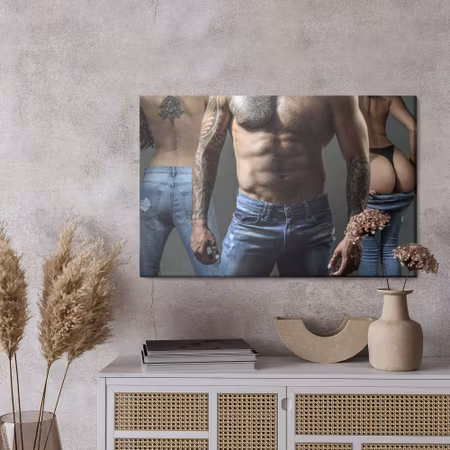 Canvastavla - Tattooed man with women