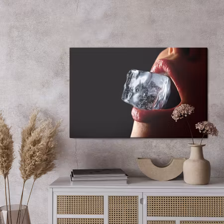 Canvastavla - A woman with an ice cube in her mouth