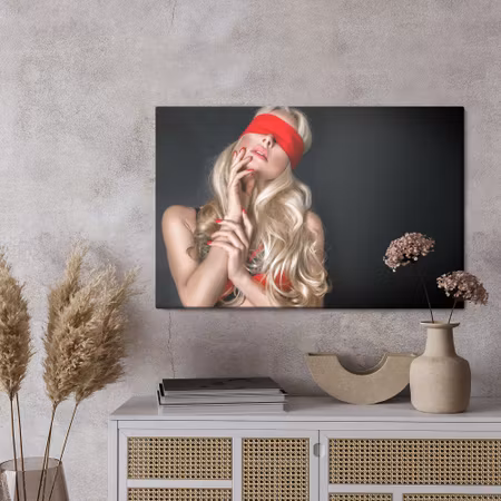 Canvastavla - A woman with a blindfold over her eyes