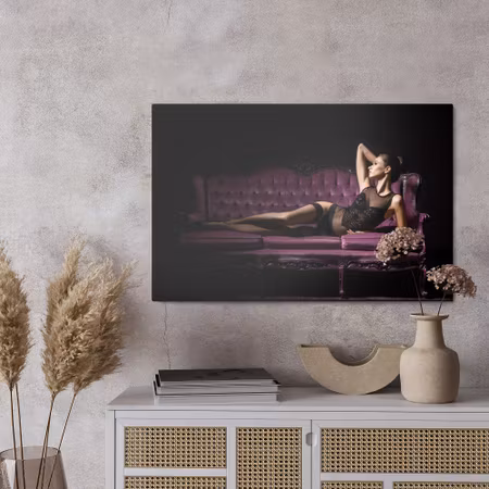 Canvastavla - Woman in a sensual pose on the couch