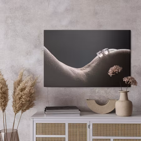 Canvastavla - Woman in a sensual pose with ice cubes