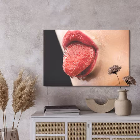 Canvastavla - A woman with a strawberry in her mouth