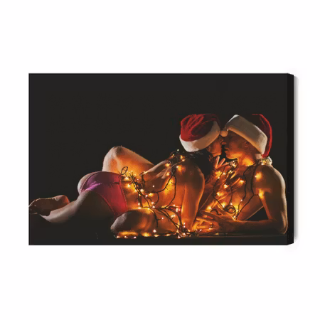 Canvastavla - Christmas couple in an embrace