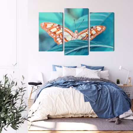 Canvastavla - A butterfly on a leaf on a macro scale