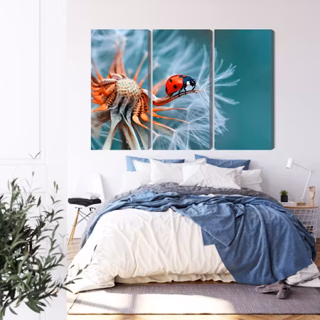 Canvastavla - Ladybug on a dandelion in macro scale