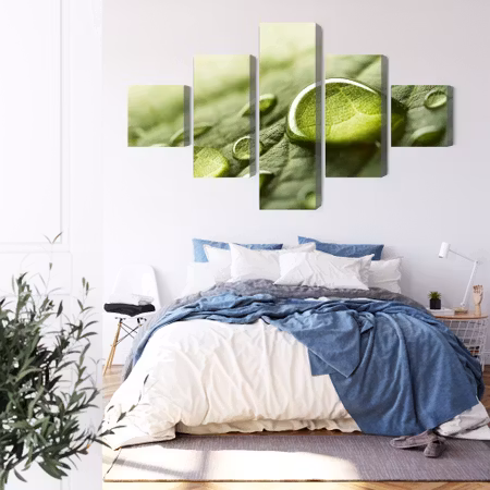 Canvastavla - Water drops on a leaf on a macro scale