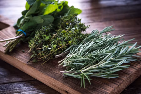 Canvastavla - Bundles of Herbs on a Wooden Board