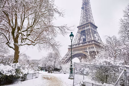 Canvastavla - View of the Eiffel Tower in Winter