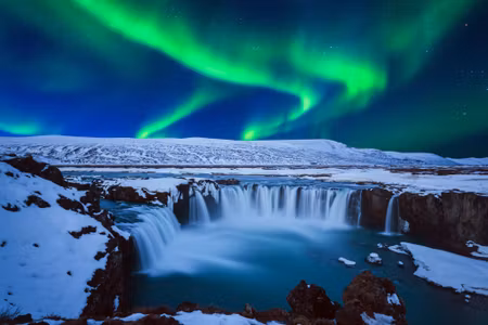 Canvastavla - Northern Lights Above the Waterfall