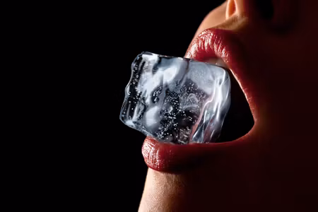 Canvastavla - A Woman with an Ice Cube in Her
