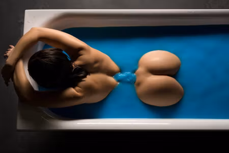 Canvastavla - Woman Posing in a Bathtub