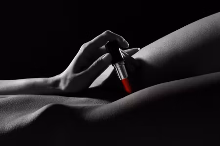 Canvastavla - Woman with Lipstick in Erotic Pose