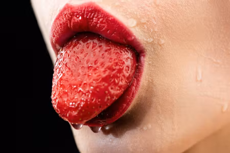 Canvastavla - A Woman with a Strawberry in Her