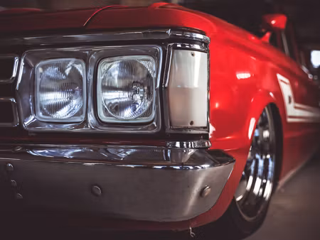 Canvastavla - Multipart Headlight on an Old Car