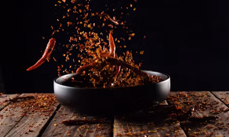 Canvastavla - Multipart Cayenne Pepper in Flight