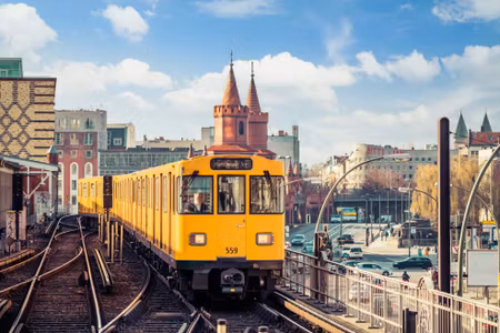 Canvastavla - Multipart Yellow Train in Berlin on