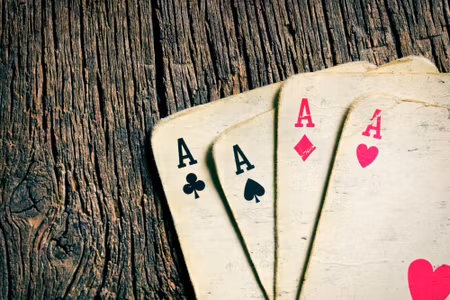 Canvastavla - Old Cards on a Wooden Table
