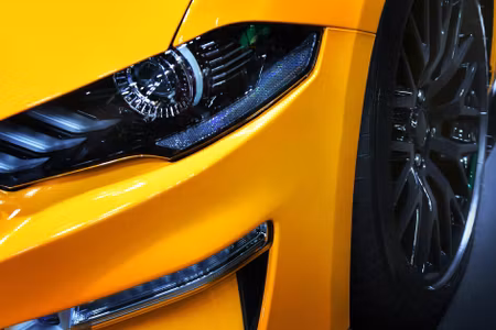 Canvastavla - Multipart Front of a Yellow Sports