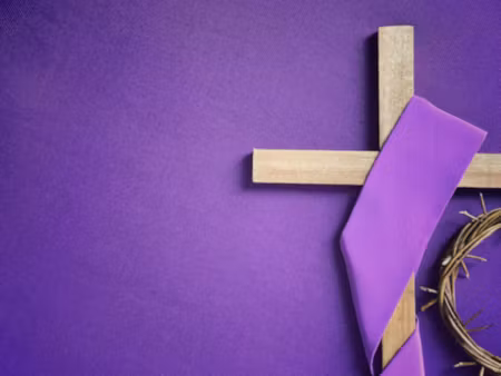 Canvastavla - Cross on a Purple Background