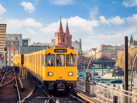 Canvastavla - Multipart Yellow Train in Berlin on