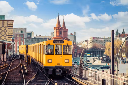 Canvastavla - Multipart Yellow Train in Berlin on