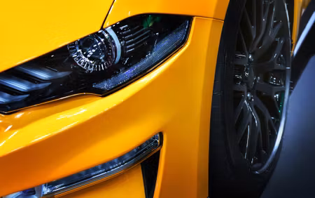Canvastavla - Multipart Front of a Yellow Sports