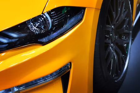 Canvastavla - Multipart Front of a Yellow Sports