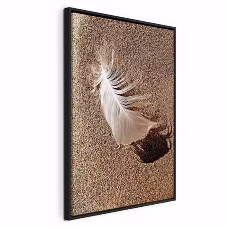 Canvastavla med ram - Feather on the sand vertical