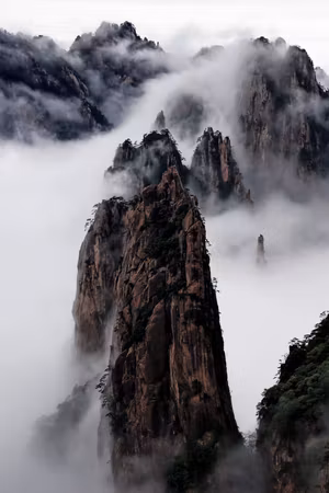 Canvastavla - High mountains in mist part of amid