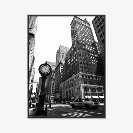 Poster med ram - Black and white clock and taxi on