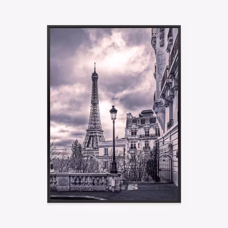 Poster med ram - Paris eiffel tower on a cloudy