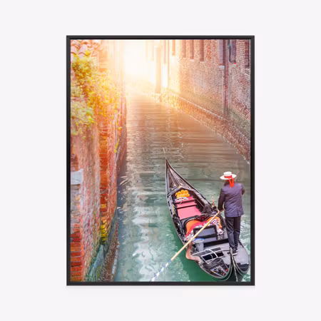 Poster med ram - Venetian gondolier on the green